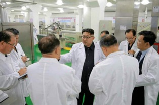 金正恩視察平壤食品工廠，贊國產設備如美男子，強調農產品自給自足